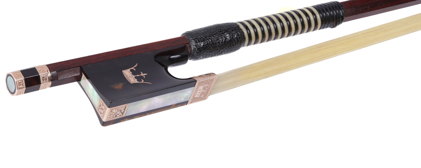 W.D. WATSON. LONDON. violin bow, tortoise shell, chased gold mountings, gold coronets, octagonal stick 62.6 g| Metzler Violins