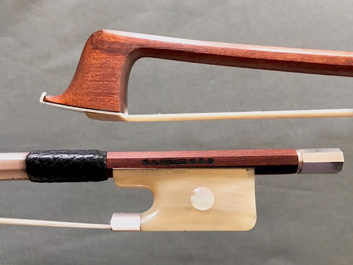*K. MÜLLER*** Pernambuco viola bow, silver/horn 69.5 g.