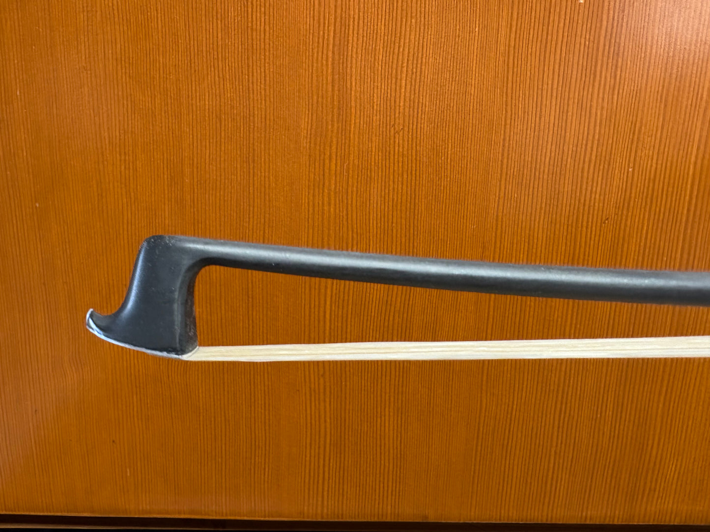 Evolve carbon fiber violin bow, silver-mounted, snakewood frog