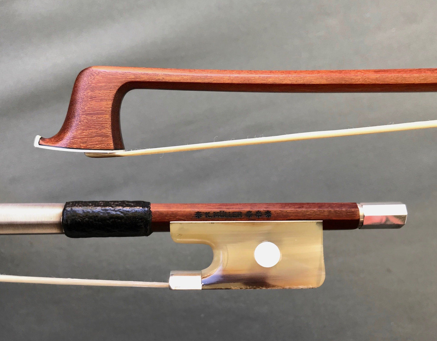 *K. MÜLLER*** Pernambuco viola bow, silver/horn 69.5 g.