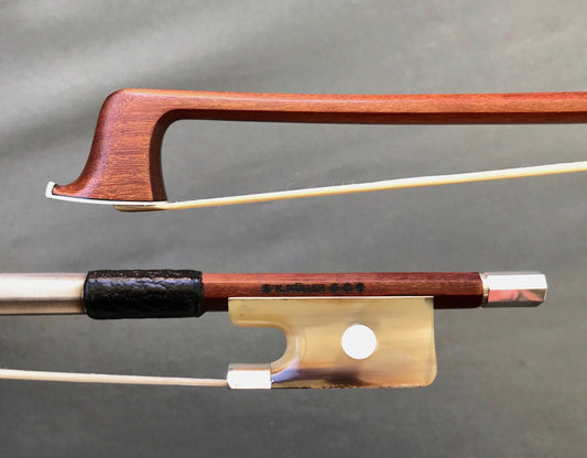 *K. MÜLLER*** Pernambuco viola bow, silver/horn 69.5 g.