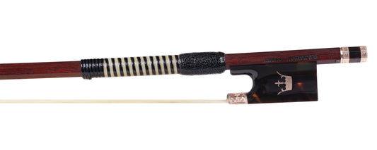 W.D. WATSON. LONDON. violin bow, tortoise shell, chased gold mountings, gold coronets, octagonal stick 62.6 g| Metzler Violins