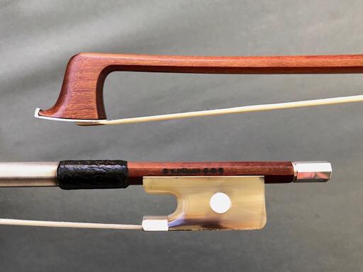 *K. MÜLLER*** Pernambuco viola bow, silver/horn 69.5 g.